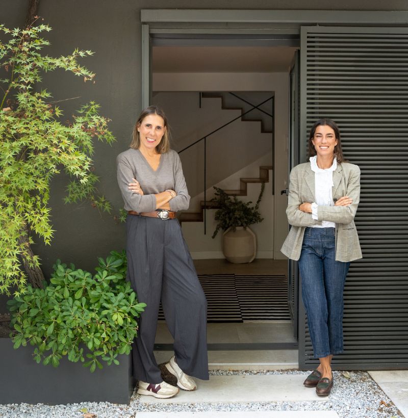 Blanca y Laura en la puerta de una casa en Mirasierra